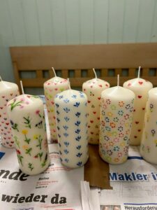 Atelier créatif de peinture sur bougies à Montpellier – Pepita Café, décoration de bougies fait main.
