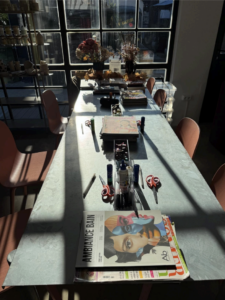 Table de travail avec magazines et fournitures
